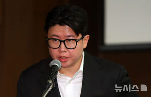 【フォト】キム・スヒョンの所属事務所ゴールドメダリストのアン・ソンス代表