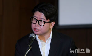 【フォト】キム・スヒョンの所属事務所ゴールドメダリストのアン・ソンス代表