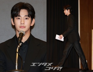 【フォト】私生活の問題で物議をかもしたキム・スヒョン、黒スーツ姿で記者会見場に登場