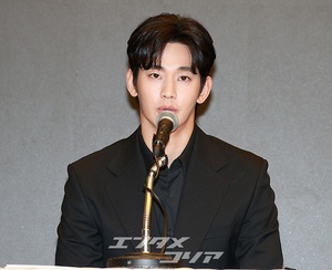 【フォト】私生活の問題で物議をかもしたキム・スヒョン、黒スーツ姿で記者会見場に登場