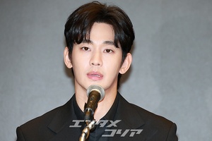 【フォト】私生活の問題で物議をかもしたキム・スヒョン、黒スーツ姿で記者会見場に登場