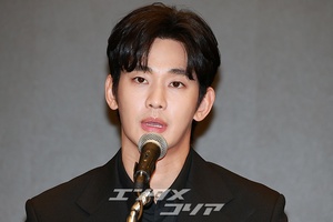 【フォト】私生活の問題で物議をかもしたキム・スヒョン、黒スーツ姿で記者会見場に登場