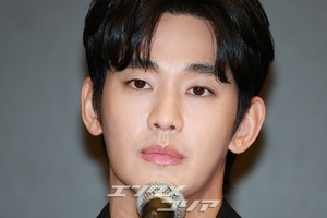 【フォト】私生活の問題で物議をかもしたキム・スヒョン、黒スーツ姿で記者会見場に登場