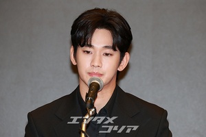 【フォト】私生活の問題で物議をかもしたキム・スヒョン、黒スーツ姿で記者会見場に登場