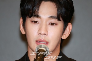 【フォト】私生活の問題で物議をかもしたキム・スヒョン、黒スーツ姿で記者会見場に登場