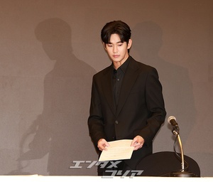 【フォト】私生活の問題で物議をかもしたキム・スヒョン、黒スーツ姿で記者会見場に登場