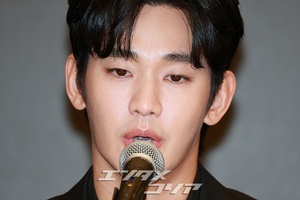 【フォト】私生活の問題で物議をかもしたキム・スヒョン、黒スーツ姿で記者会見場に登場