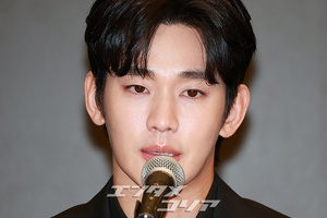 【フォト】私生活の問題で物議をかもしたキム・スヒョン、黒スーツ姿で記者会見場に登場