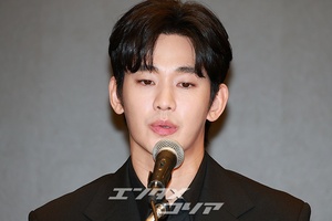 【フォト】私生活の問題で物議をかもしたキム・スヒョン、黒スーツ姿で記者会見場に登場