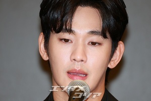 【フォト】私生活の問題で物議をかもしたキム・スヒョン、黒スーツ姿で記者会見場に登場