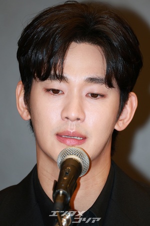 【フォト】私生活の問題で物議をかもしたキム・スヒョン、黒スーツ姿で記者会見場に登場