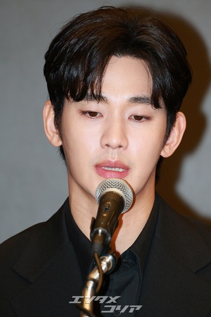 【フォト】私生活の問題で物議をかもしたキム・スヒョン、黒スーツ姿で記者会見場に登場