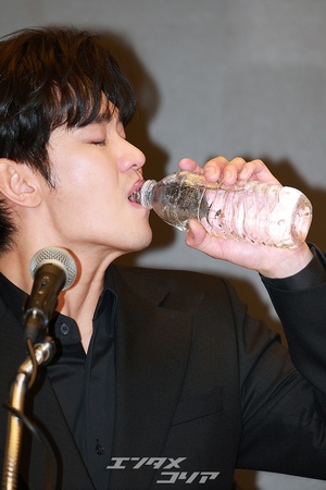 【フォト】私生活の問題で物議をかもしたキム・スヒョン、黒スーツ姿で記者会見場に登場