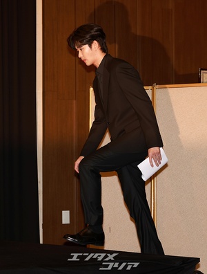 【フォト】私生活の問題で物議をかもしたキム・スヒョン、黒スーツ姿で記者会見場に登場