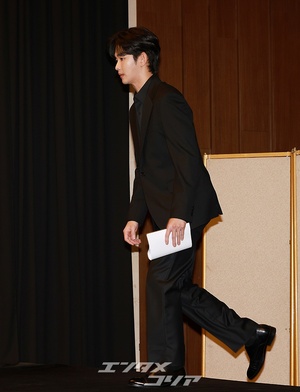 【フォト】私生活の問題で物議をかもしたキム・スヒョン、黒スーツ姿で記者会見場に登場