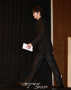 【フォト】私生活の問題で物議をかもしたキム・スヒョン、黒スーツ姿で記者会見場に登場