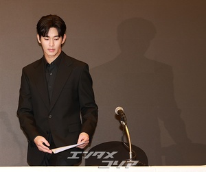 【フォト】私生活の問題で物議をかもしたキム・スヒョン、黒スーツ姿で記者会見場に登場
