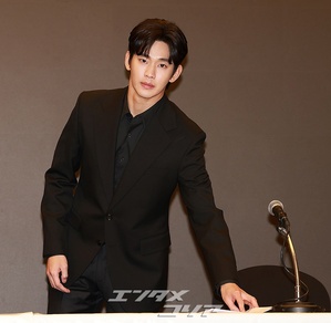 【フォト】私生活の問題で物議をかもしたキム・スヒョン、黒スーツ姿で記者会見場に登場