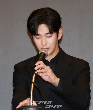 【フォト】私生活の問題で物議をかもしたキム・スヒョン、黒スーツ姿で記者会見場に登場