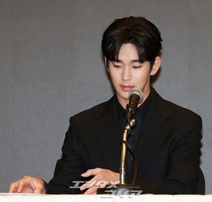 【フォト】私生活の問題で物議をかもしたキム・スヒョン、黒スーツ姿で記者会見場に登場