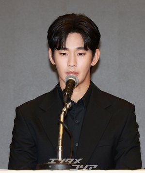 【フォト】私生活の問題で物議をかもしたキム・スヒョン、黒スーツ姿で記者会見場に登場