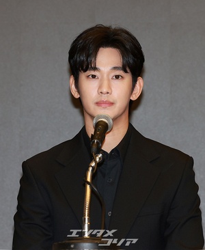 【フォト】私生活の問題で物議をかもしたキム・スヒョン、黒スーツ姿で記者会見場に登場