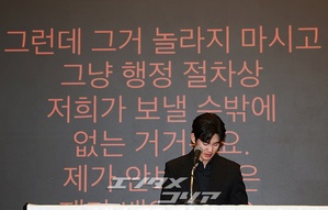 【フォト】私生活の問題で物議をかもしたキム・スヒョン、黒スーツ姿で記者会見場に登場