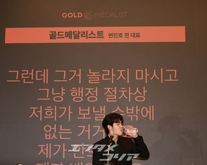 【フォト】私生活の問題で物議をかもしたキム・スヒョン、黒スーツ姿で記者会見場に登場