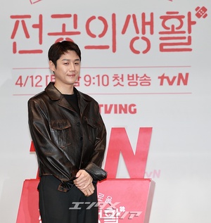 【フォト】産婦人科レジデント4年目のク班長を演じるチョン・ジュンウォン