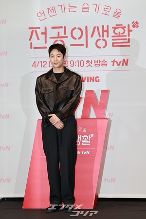 【フォト】産婦人科レジデント4年目のク班長を演じるチョン・ジュンウォン