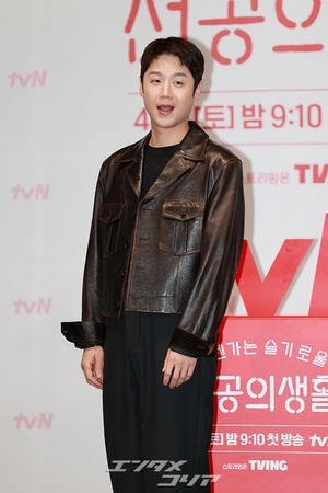 【フォト】産婦人科レジデント4年目のク班長を演じるチョン・ジュンウォン