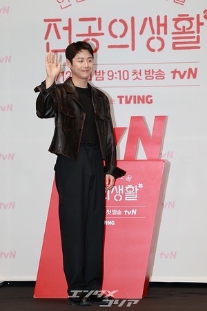 【フォト】産婦人科レジデント4年目のク班長を演じるチョン・ジュンウォン