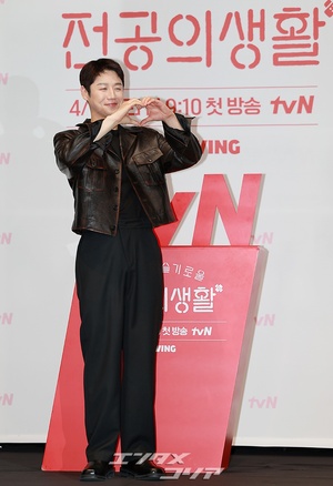 【フォト】産婦人科レジデント4年目のク班長を演じるチョン・ジュンウォン