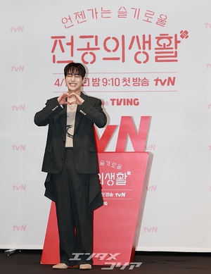 【フォト】カン・ユソク「アイドル出身のレジデントです」