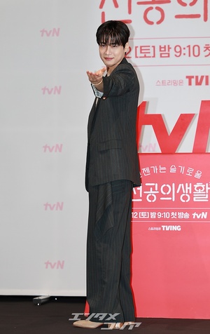 【フォト】カン・ユソク「アイドル出身のレジデントです」