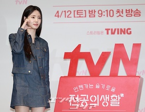 【フォト】シン・シアのラブリーなデニムコーデ