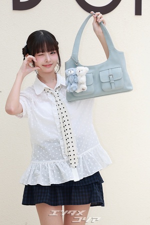 【フォト】IVEレイ、キュートなポーズで男心を刺激