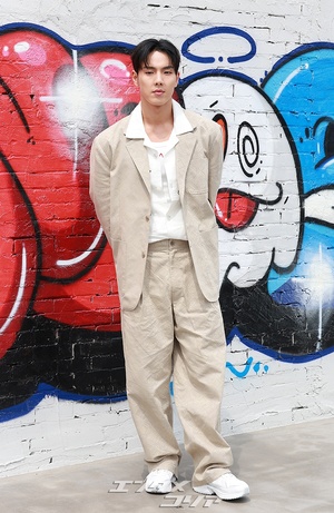 【フォト】MONSTA Xジュホン＆ショヌ、ストリートファッションとダンディなスーツで相反する魅力