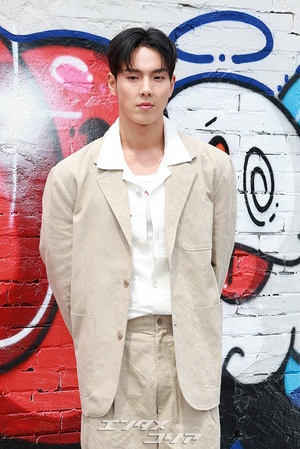 【フォト】MONSTA Xジュホン＆ショヌ、ストリートファッションとダンディなスーツで相反する魅力