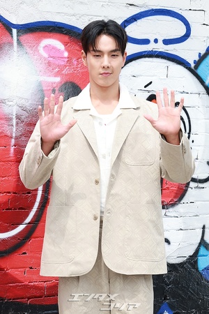 【フォト】MONSTA Xジュホン＆ショヌ、ストリートファッションとダンディなスーツで相反する魅力