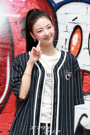 【フォト】ITZYリア、NBAのイベントでクールに王冠ポーズ