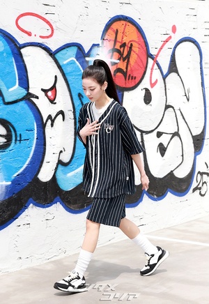 【フォト】ITZYリア、NBAのイベントでクールに王冠ポーズ