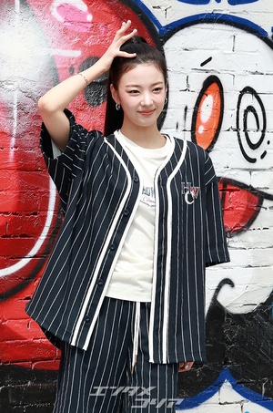 【フォト】ITZYリア、NBAのイベントでクールに王冠ポーズ