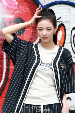 【フォト】ITZYリア、NBAのイベントでクールに王冠ポーズ