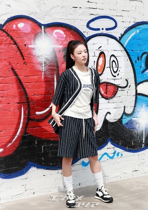 【フォト】ITZYリア、NBAのイベントでクールに王冠ポーズ