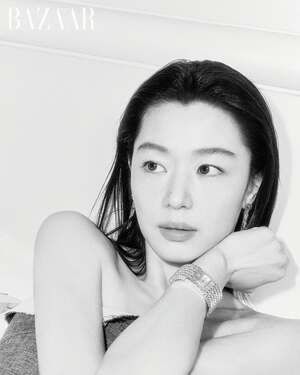 【フォト】チョン・ジヒョン、まばゆい美しさと魅惑的なスタイルで圧倒