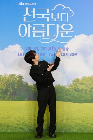 【フォト】『君は天国でも美しい』で牧師役演じるリュ・ドクファン