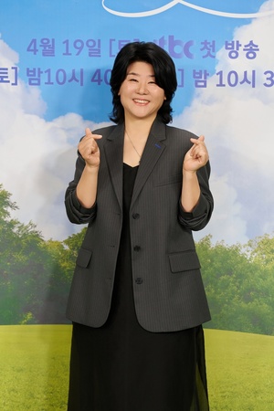 【フォト】イ・ジョンウン、照れくさそうにハートのポーズ