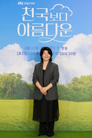 【フォト】イ・ジョンウン、照れくさそうにハートのポーズ