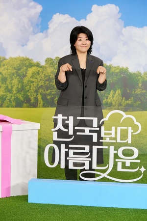 【フォト】イ・ジョンウン、照れくさそうにハートのポーズ